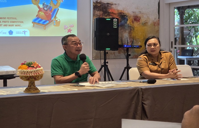 Ketua Yayasan Pembangunan Sanur (YPS), Ida Bagus Gede Sidharta Putra (kiri) dan Kabid Pemasaran Dinas Pariwisata Kota Denpasar, Ni Ketut Trisna Aryani