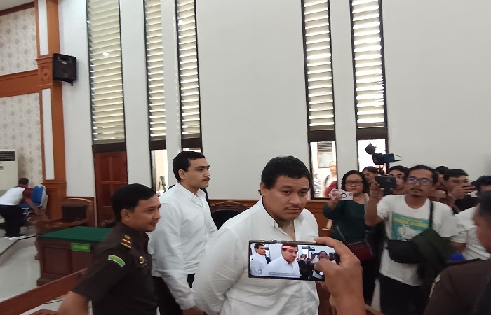 Terdakwa Mevlut Coskun, 22, Paea-I-Midelmore Tupou, 26, usai menjalani sidang di PN Denpasar. Mereka menembak korban bertubi-tubi.