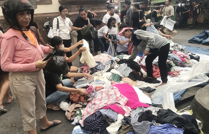 Pedagang baju bekas impor saat melayani calon pembeli di pasar Badung kemarin. Menteri Keuangan (Menkeu) Purbaya Yudhi Sadewa larang impor  pakaian bekas.