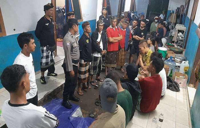 Aparat desa dari pecalang, polisi hingga petugas kantor desa saat membina warga yang menyetel musik kencang.