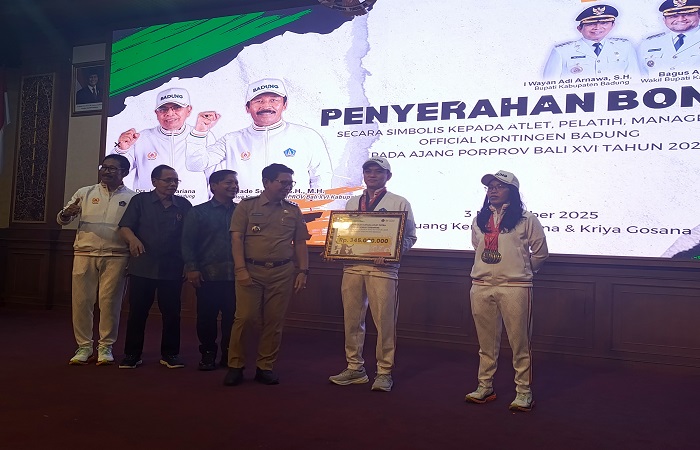 Penyerahan bonus untuk atlet Badung peraih medali di Porprov Bali tahun 2025