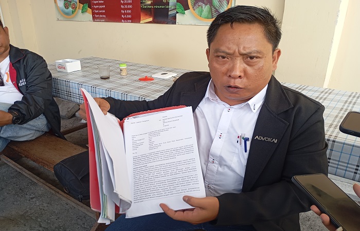 Advokat I Gusti Putu Adi Kusuma Jaya menunjukkan dokumen, yang berkaitan dengan lahan sempadan pantai yang disertifikatkan. Polisi diminta tak omon-omon dalam penanganannya.
