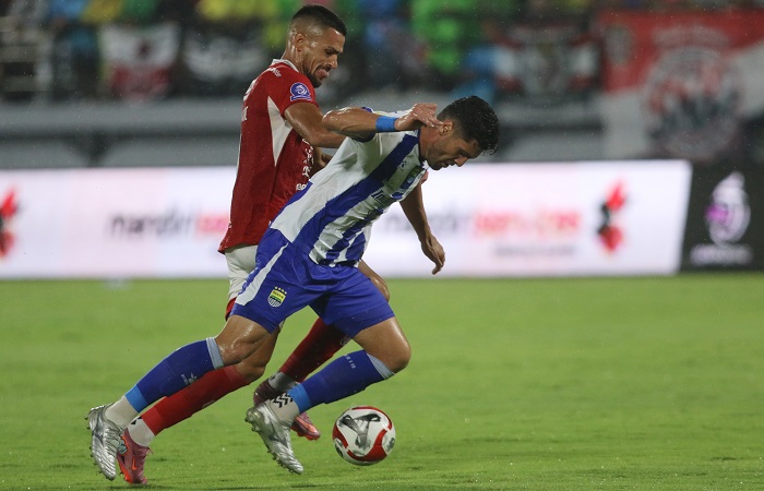 Striker Bali United Boris menggangu pergerakan pemain Persib Julio Cesar. Bali United harus mengakui keunggulan tim tamu dengan skor 0-1.