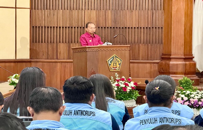 Gubernur Bali Wayan Koster memberikan sambutan saat sosialisasi penguatan integritas, budaya antikorupsi dan gratifikasi bagi ASN Pemprov Bali dan Forum Penyuluh Antikorupsi (PAKSI).