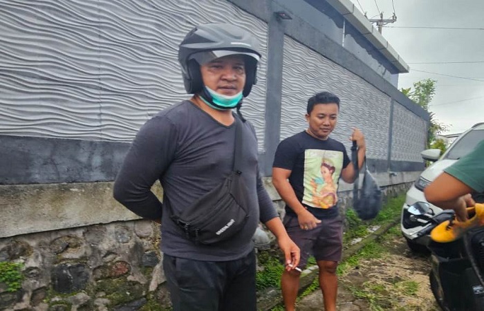 IMS, staf BNNK Buleleng (helm hitam) ketika diamankan polisi. Tes urinenya positif narkotika jenis sabu. Sehingga ia direhabilitasi, karena tanpa barang bukti.