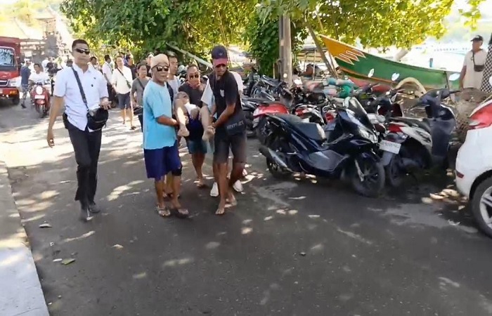 Jasad korban I Wayan Gangsar saat dievakuasi usai ditemukan mengapung di perairan Padangbai.