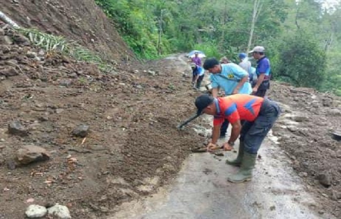 Petugas bersama warga saat melakukan penanganan longsor di Banjar Dinas Batu Gede, Desa Duda Timur, Kecamatan Selat, Krangasem, Bali.