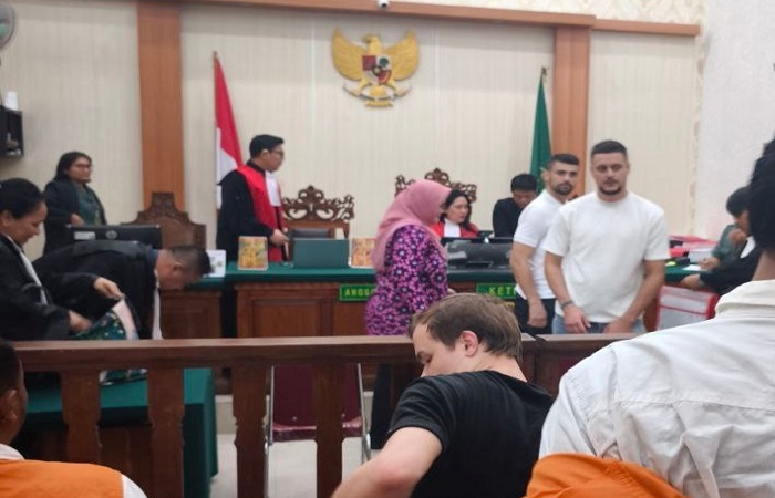 Terdakwa Shkutov Ilia dan Vitchenko Iurii menjalani sidang perdana di PN Denpasar.