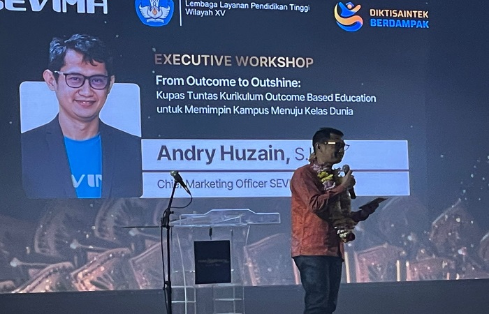 Andry Husain, Chief Marketing Officer Sevima saat membuka diskusi.