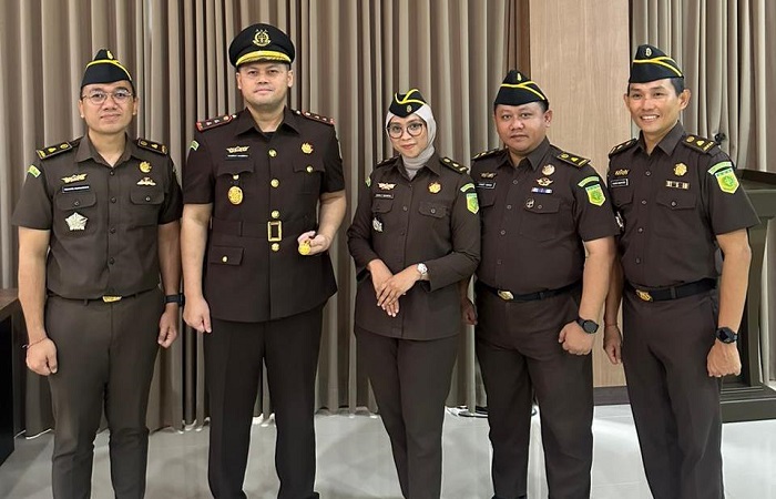 Kepala Kejari Gianyar Sandhy Handika (dua dari kiri) mengemban tugas baru. Dia tekankan soal penegakan Korupsi dan Integritas.