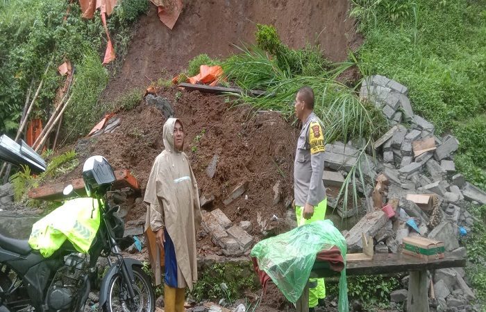 Kondisi warung milik warga di Desa Galungan, Kecamatan Sawan, Kabupaten Buleleng yang tertimbun longsoran tebing setinggi tiga meter. Beruntung tidak ada korban jiwa.