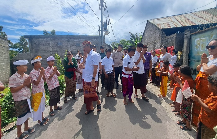 Rombongan Pemkab Buleleng ketika melintasi Jalan Lokapaksa-Ularan yang telah diperbaiki. Kini jalur itu telah mulus, meski baru 1,2 kilometer.