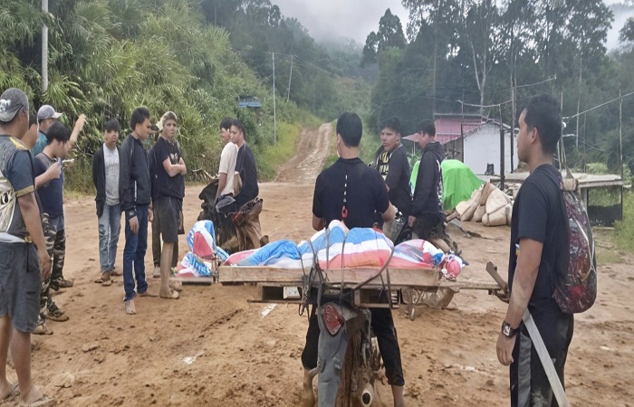 Akibat jalan berlumpur, Jenazah seorang warga Sanggau di angkut pakai motor.