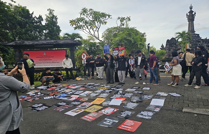 Mahasiswa menggelar aksi Kamisan mengecam pemberian gelar pahlawan kepada mantan Presiden Soeharto di depan Bajra Sandhi di lapangan Renon.