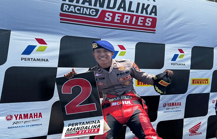Bripda Putu Adi Kartika Putra sukses mengibarkan bendera Polri di ajang Mandalika Racing Series (MRS) 2025.