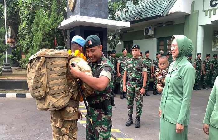 Komandan Yonif (Danyon) 900/SBW, Letkol Inf Ari Murwanto menyambut tiga orang prajurit Batalyon Infanteri (Yonif) 900/Satya Bhakti Wirottama (SBW) setelah kembali dari penugasan di Kongo, Afrika.