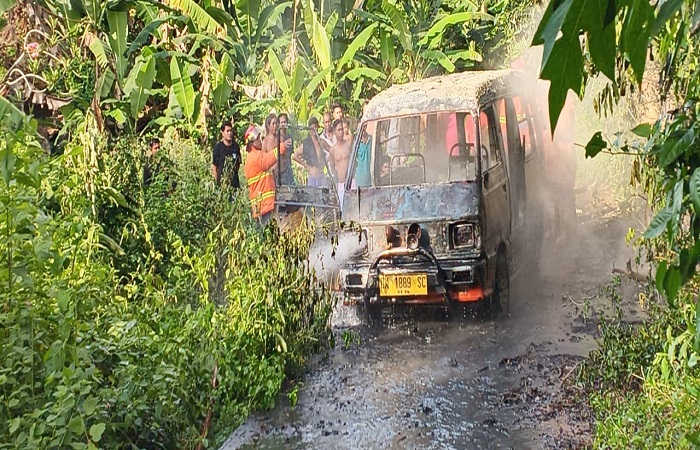 Damkartan Karangasem saat melakukan pemadaman kebakaran mobil di Jalan Ahmad Yani, Subagan, Kamis (6/11) lalu.