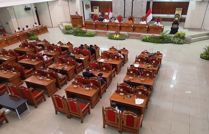 Suasana sidang paripurna dengan agenda Penyampaian Pandangan Umum Fraksi-fraksi DPRD Buleleng. Beragam catatan disampaikan para wakil rakyat, kepada pimpinan daerah.