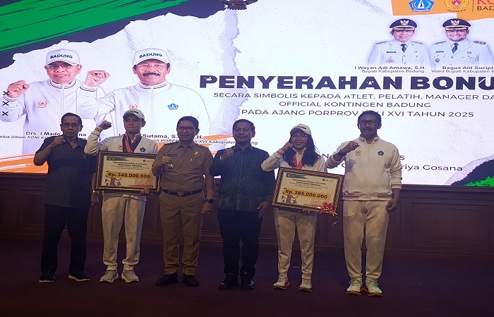 Irwan Limardi dan Kadek Iin Dwijayanti saat menerima bonus secara simbolik dari Pemkab Badung.