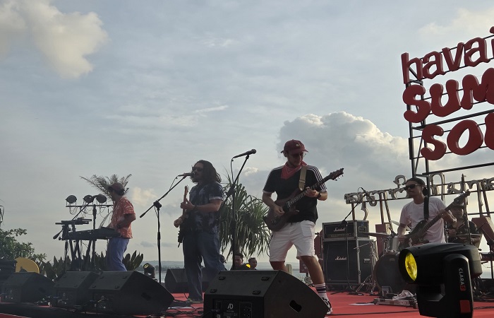 Band Rock Alternatif asal Bali, Manja saat tampil di Panggung Summer Sound di Pantai Kuta, Badung.