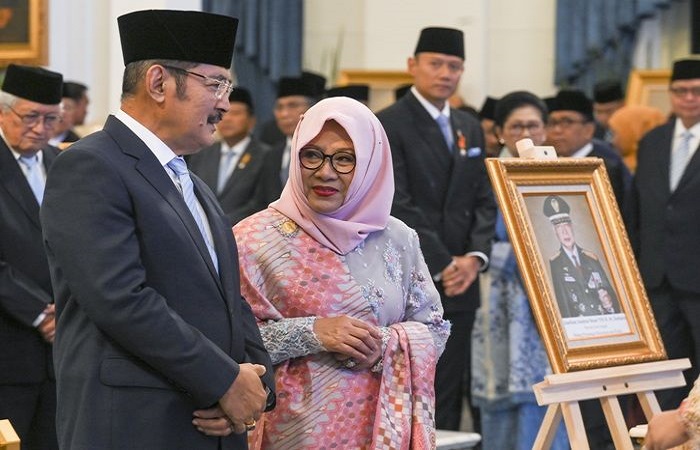 Anak Jenderal Besar TNI Soeharto, Siti Hardijanti Rukmana dan Bambang Trihatmodjo menghadiri upacara penganugerahan gelar pahlawan nasional di Istana Negara, Jakarta.