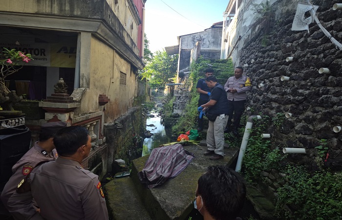 Jenazah pria berama I Made Sukarsa, 65, ditemukan di Tukad Guming, Sabtu 8 September 2025 lalu.