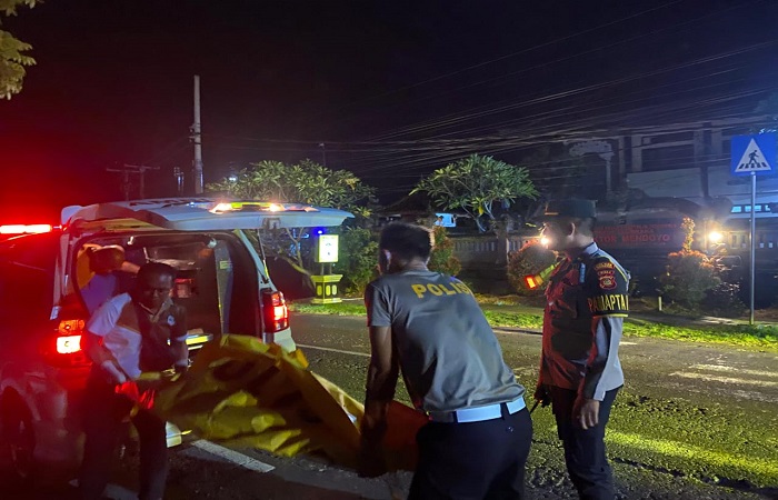 Polisi evakuasi korban kecelakaan depan Polsek Mendoyo, Jembrana.