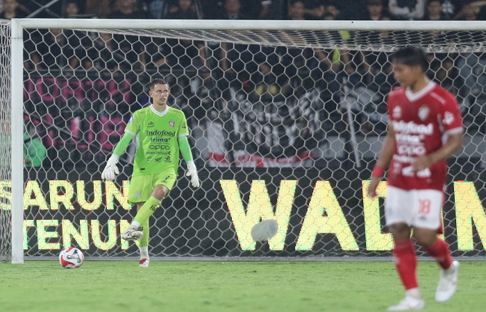 Bali United kembali mengalami hasil buruk setelah kalah 2-1 dari tuan rumah Bhayangkara Presisi Lampung FC di Stadion Sumpah Pemuda, Bandar Lampung, Jumat (7/11). Tampak kiper dan pemain Bali United.