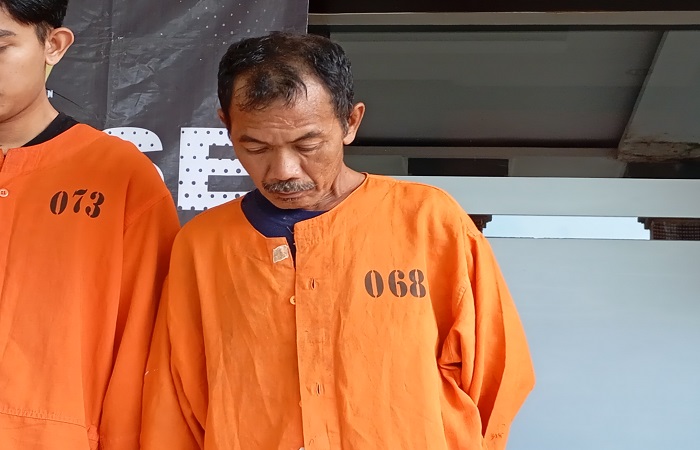 Tersangka AW hanya bisa tertunduk lesu. Lansia ini tega merudapaksa anak temannya sendiri sejak kelas 6 SD sampai SMP, hingga melahirkan.