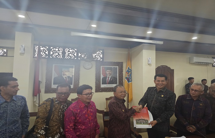 Ketua DPRD Bali Dewa Made Mahayadnya atau Dewa Jack menyerahkan rekomendasi pelanggaran tata ruang di Pantai Kelingking, Nusa Penida, Klungkung kepada gubernur Bali kemarin.