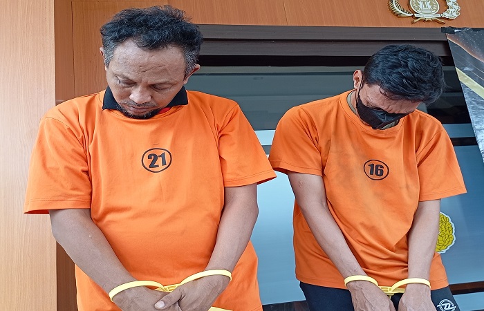 Kedua tersangka pencuri motor di Mapolres Buleleng saat rilis. Keduanya hanya bisa tertunduk malu saat difoto. Salah satu dari mereka bahkan mendatangi korban, untuk meminta maaf.