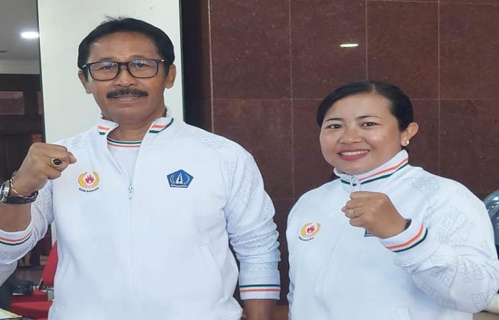 Gek Mar (Kanan) pelatih Kabaddi Badung bersama Sekum KONI Badung.