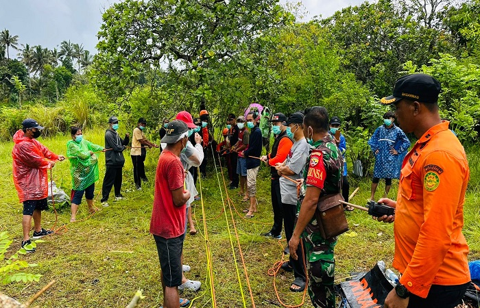 Petugas sar gabungan saat mengevakuasi jasad nenek 75 tahun yang hilang beberapa waktu lalu.