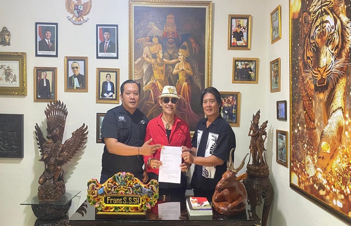 Kuasa Hukum  I Wayan Yoga Semadi Putra, Frans Suboyo Sihombing, S.H, (tengah) diapit I Yoman Sumantara, S.H., M.H. dan Hendra Supriatna, S.H., M.H dari kantor Muara Karta Frans & Partners.