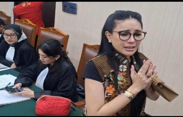 Walaupun ditahan, Nikita Mirzani tetap Live berjualan di dalam Rumah Tahanan.