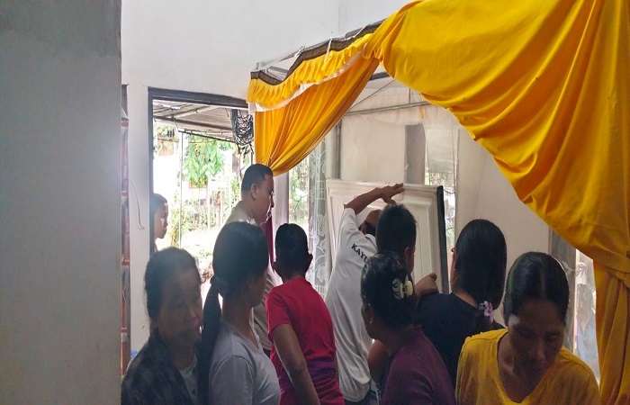 Suasana di rumah duka I Nyoman Supartiasa, buruh bangunan yang tersengat arus listrik, karena kap baja ringan yang dipegangnya tak sengaja menyentuh kabel induk PLN.