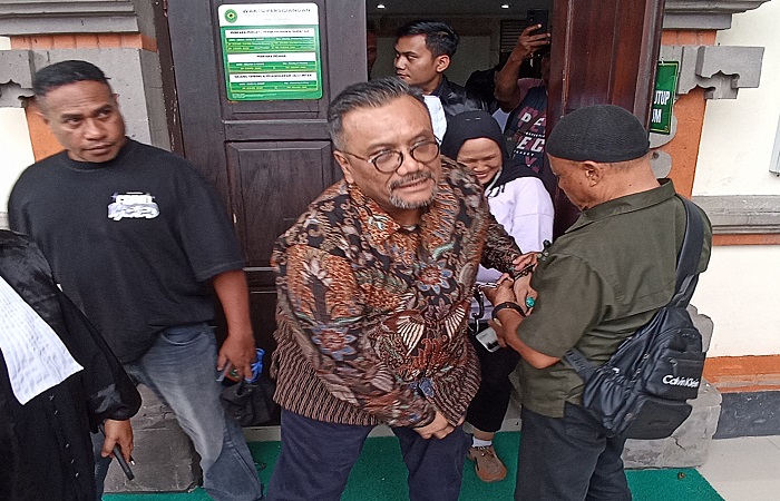 Togar Situmorang sebelum dibawa ke ruang sidang, Kamis (13/11/2025) lalu. Ia kini menjadi tahanan kota.