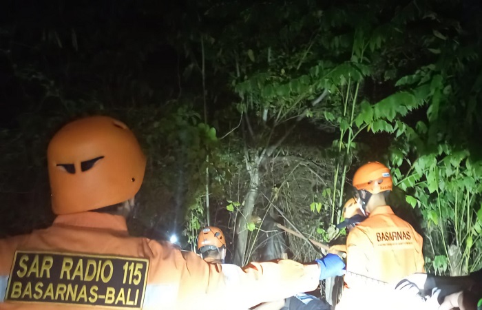 Jenazah Mr.X dievakuasi malam hari, dari kawasan rawa-rawa Embung Sanur, Kamis 13 September 2025 lalu.