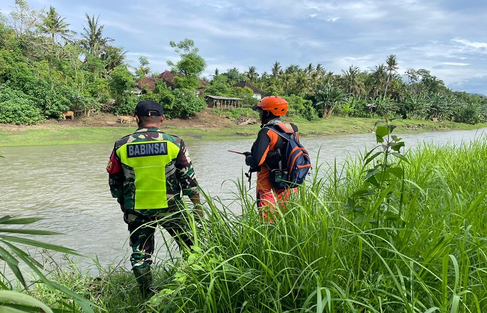 Pencarian buruh proyek yang hilang terseret arus sungai Bilukpoh, pada hari kedua pencarian Kamis (13/11) lalu.