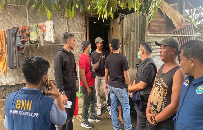 Petugas gabungan saat melakukan tes urine di wilayah Banjar Dinas Kecicang Islam, Desa Bungaya Kangin. Hasilnya ada empat warga yang dinyatakan positif.