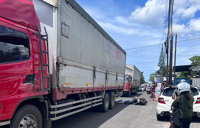 Pemotor wanita di Buleleng terlindas ban truk tronton, lantaran terpeleset ketika hendak menyebrang jalan.