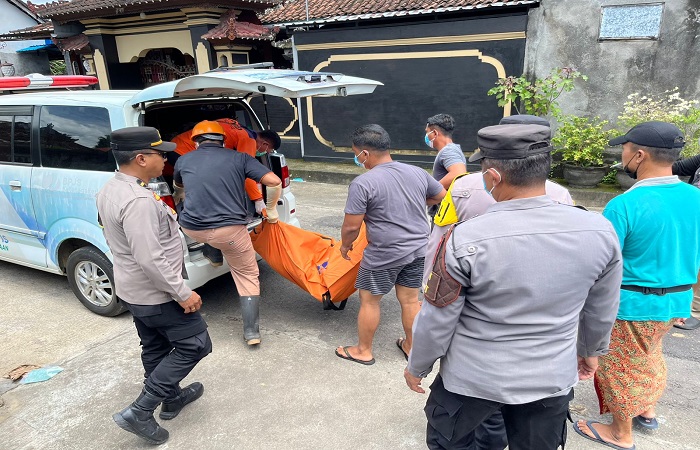 Evakuasi jenazah I Nengah Supat, 72, warga Dusun Anjingan, Desa Getakan, Banjarangkan setelah ditemukan tidak bernyawa di dalam kamar mandi rumahnya, Minggu (16/11) kemarin.
