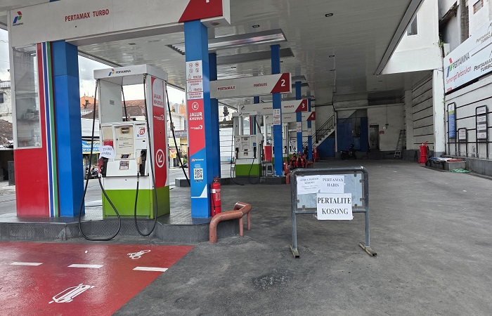 Beberapa SPBU di kota Denpasar terlihat kehabisan BBM jenis pertalite dan pertamax.