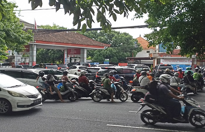 Antrean mengular di salah satu SPBU di Denpasar.