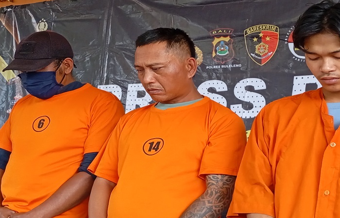 Komang Mertayasa alias Kocan alias Doki (tengah, tangan bertato) ketika press rilis di Polres Buleleng. Ia dengan modus jasa diving, menipu WNA di Buleleng.