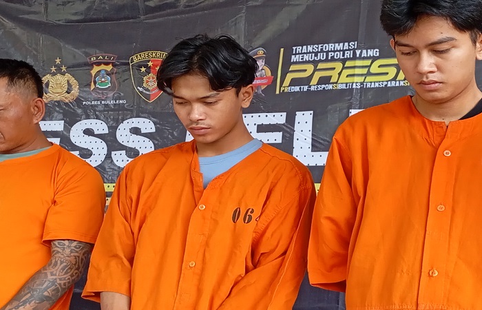 Tersangka GRM masih sempat senyum-senyum, ketika polisi membacakan kronologi kasusnya. Ia diketahui merudapaksa seorang anak berusia 12 tahun.
