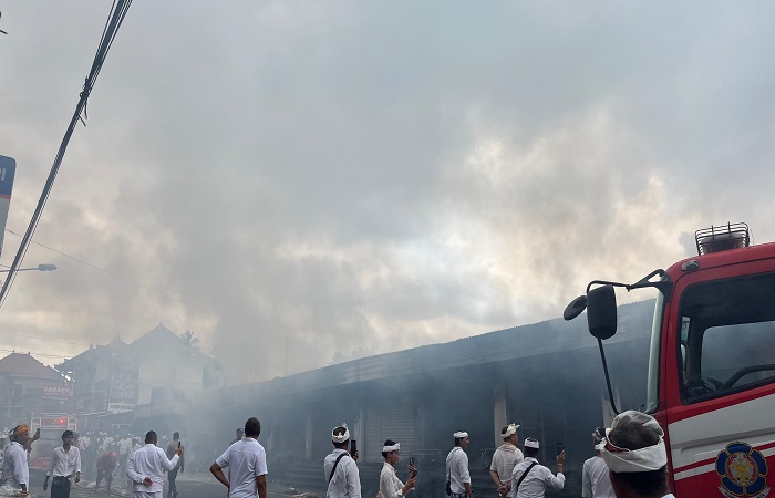 Petugas pemadam kebakaran dari Kabupaten Karangasem dan Klungkung berjibaku memadamkan api yang melahap bangunan pasar Desa Menanga, Kecamatan Rendang pada Rabu siang (19/11) kemarin.