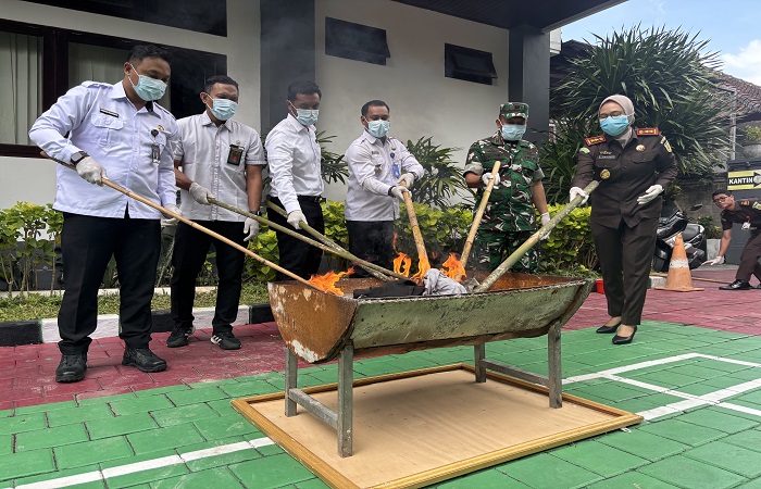 Kejari Karangasem saat melakukan pemusnahan barang bukti kejahatan yang sudah berstatus inkrah.