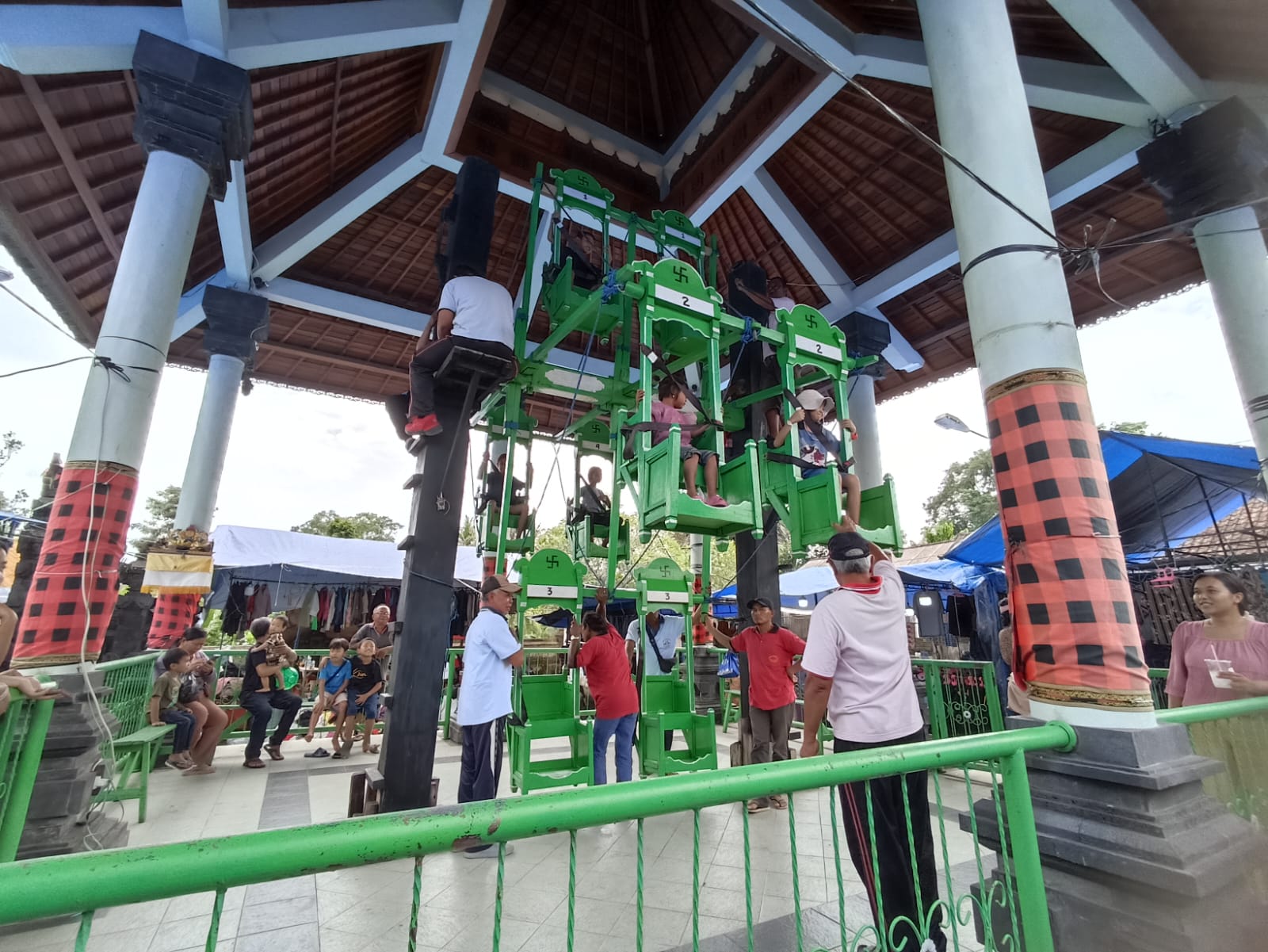 DIBUKA: Pada Umanis Galungan Ayunan Jantra di Taman Ayun kembali dibuka dan selalu diminati anak-anak, Kamis 20 November 2025