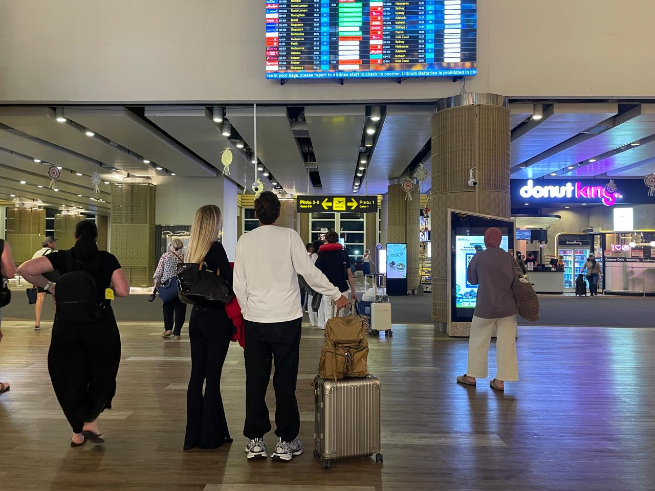 NORMAL: Aktivitas penerbangan di Bandara Ngurah Rai masih tetap normal pascaerupsi Gunung Semeru.